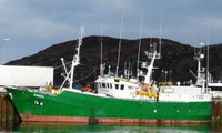 El pesquero ´O Genita´, de capital gallego, amarrado a puerto. / la opinión