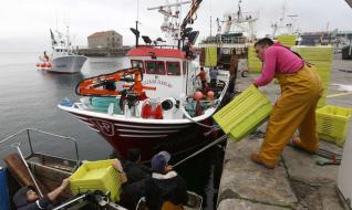 Varios marineros se preparan para salir a faenar. Ricardo Grobas 